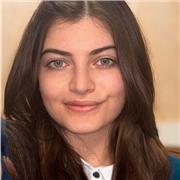 Insegnante di matematica. Laureata di ottica e optometria sotto fisica.